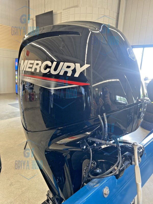 Close-up of Mercury 90ELPT Command Thrust FourStroke engine in action.