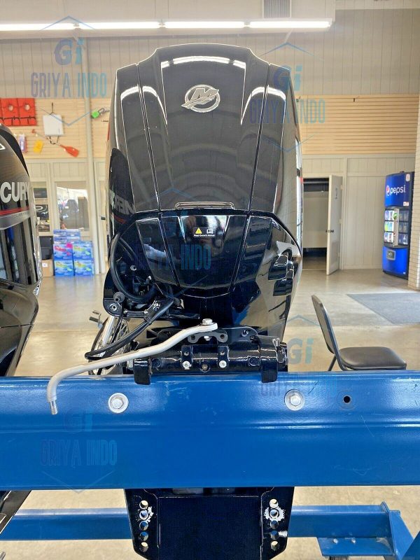 High-performance Mercury 90ELPT outboard powering a speedboat