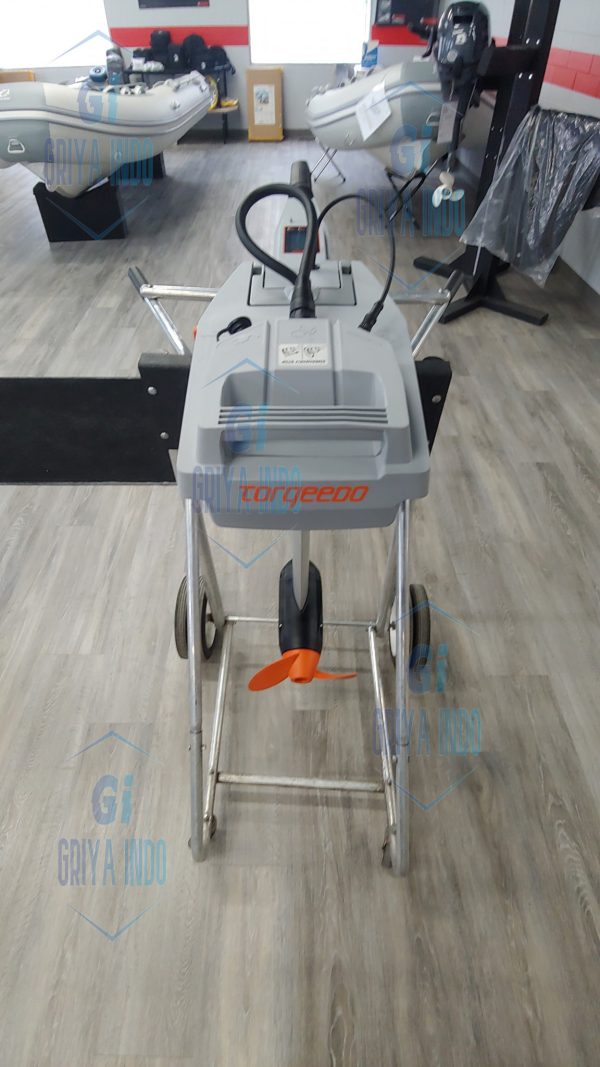 Explore the waters with the Torqeedo Travel 1103 C motor.